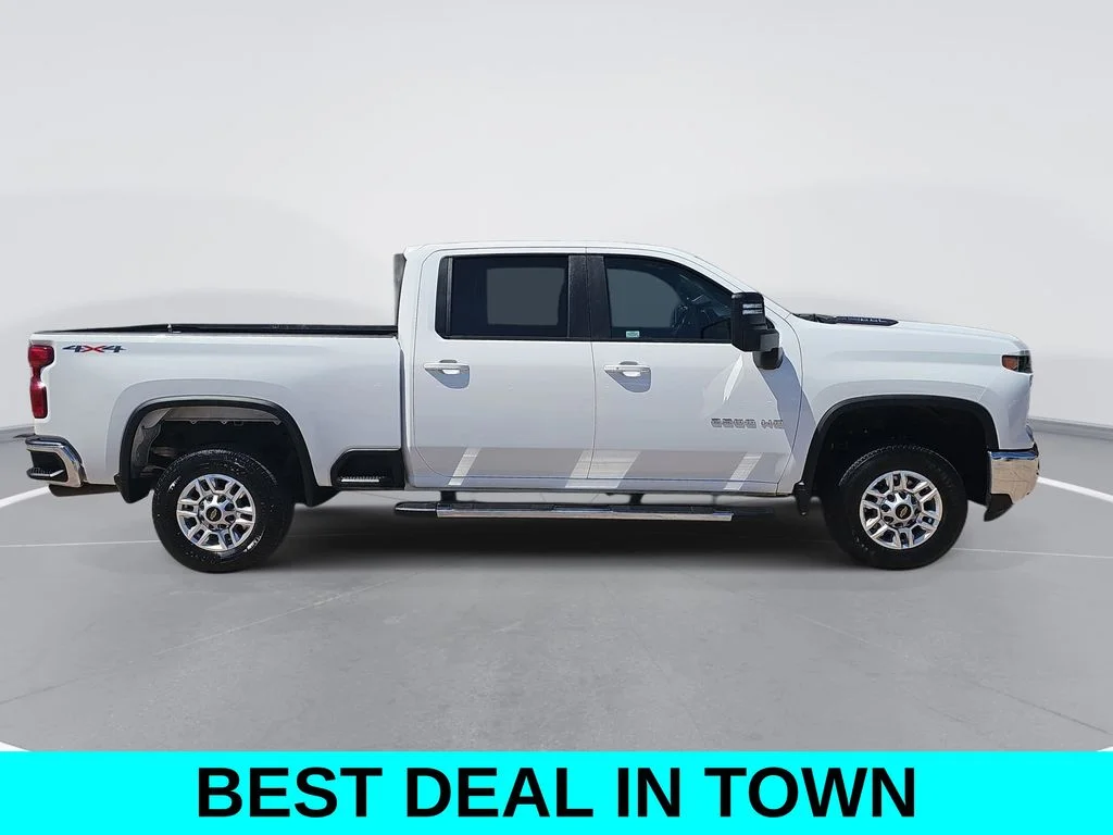 Used 2025 White Chevrolet LT image 2