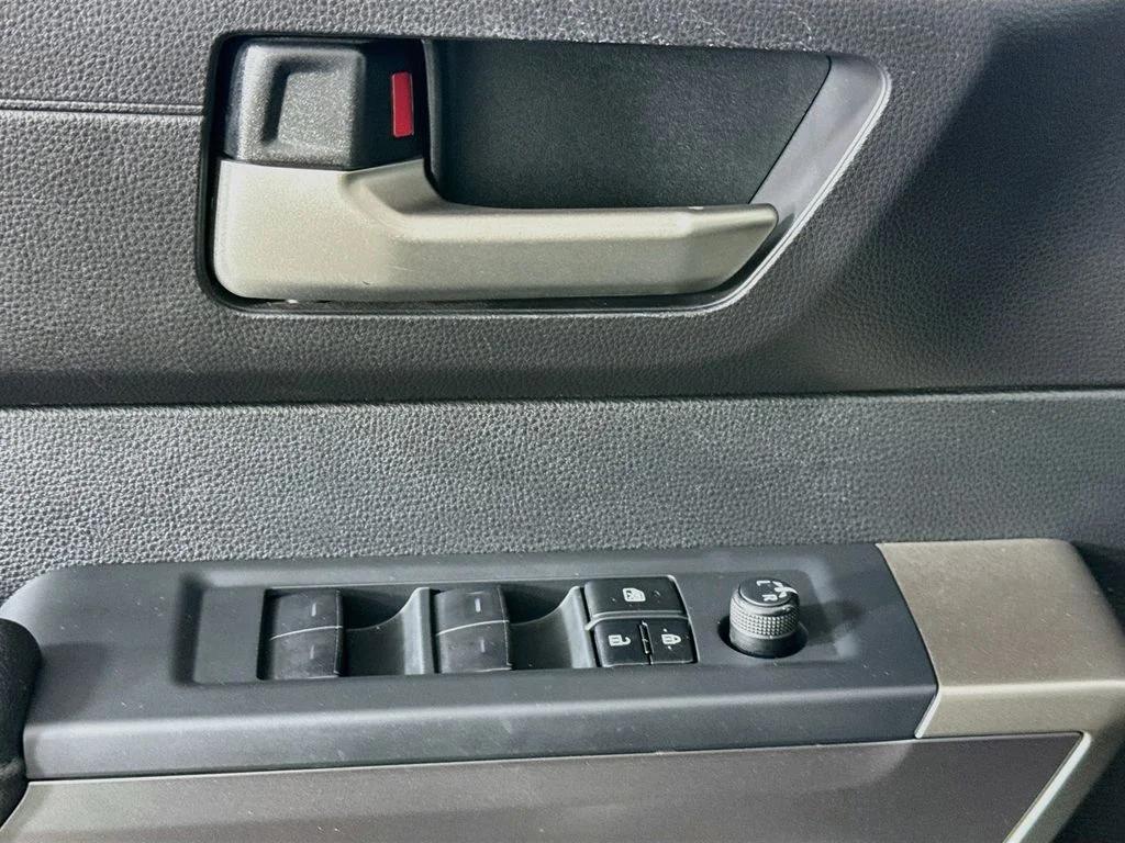 Used 2022  Toyota SR5 image 22