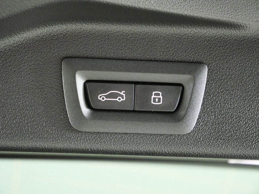 Used 2026 Skyscraper Grey Metallic BMW xDrive40i image 31