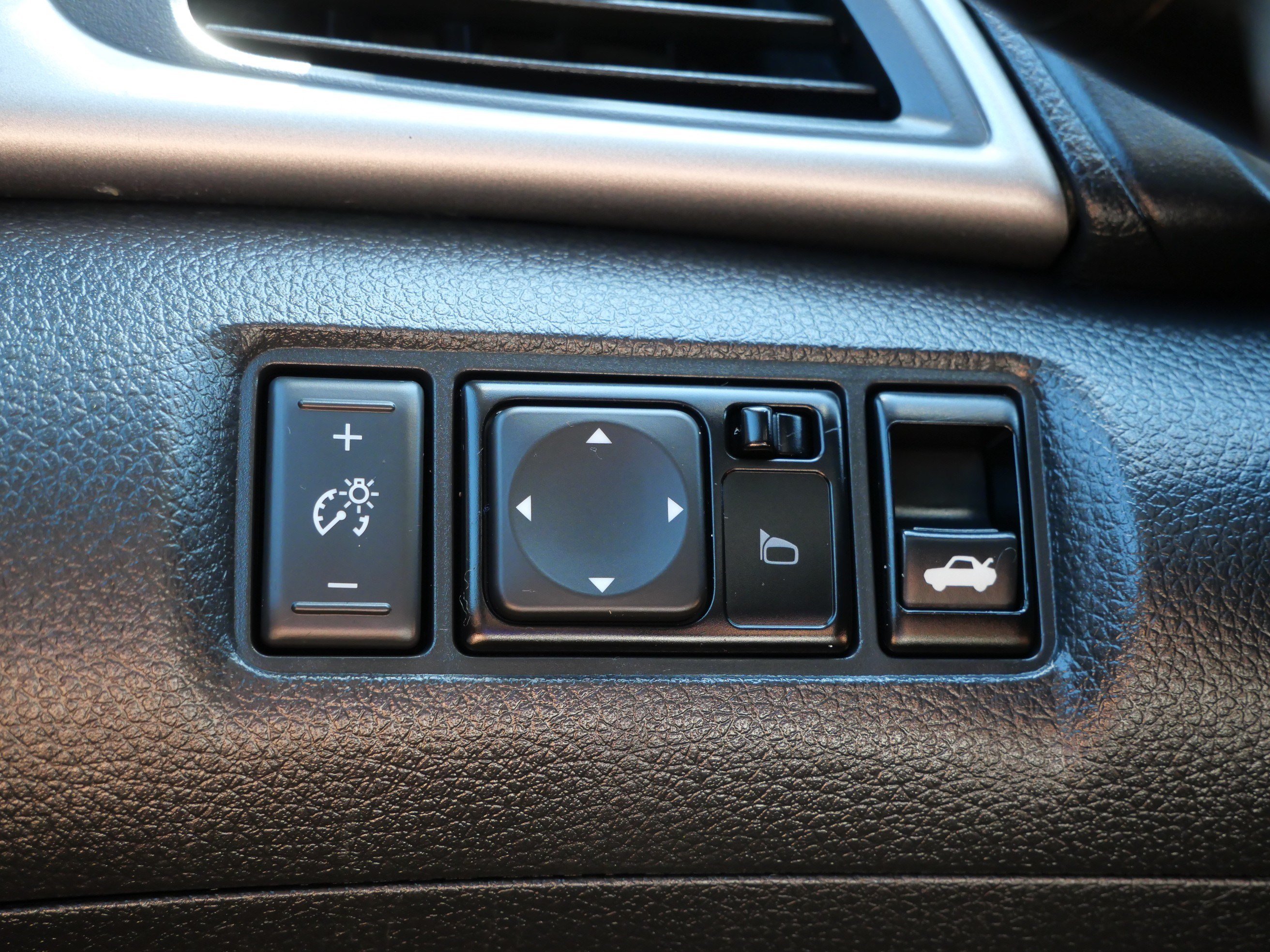 Used 2015 Amethyst Gray Nissan SV image 26