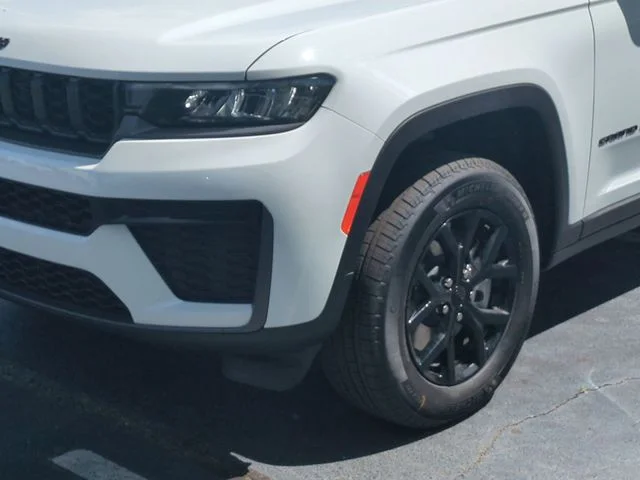 New 2026 Bright White Clear-Coat Exterior Paint Jeep Laredo image 9