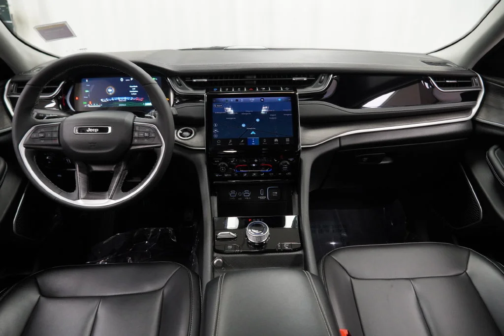 Used 2023  Jeep 4xe image 2