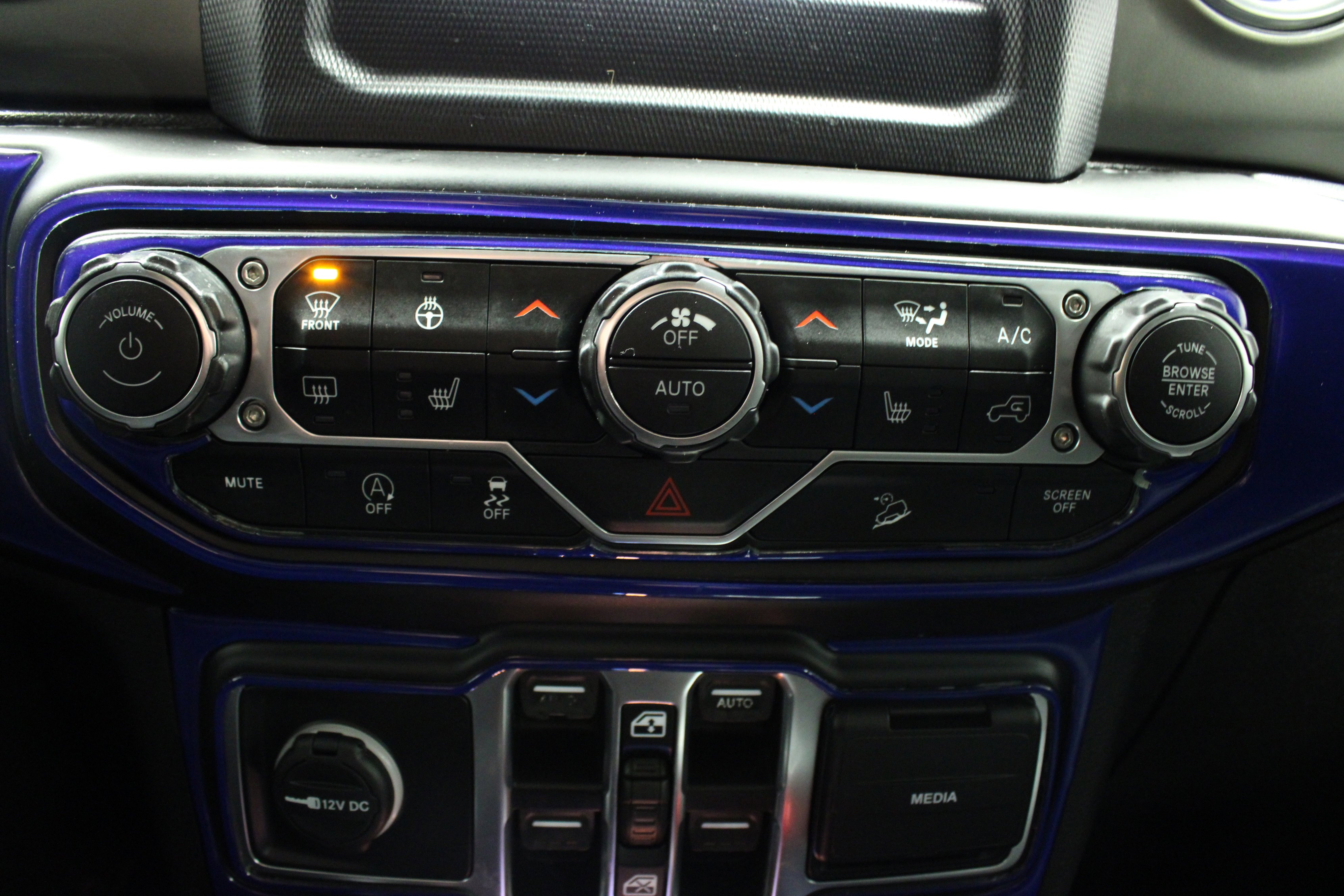 Used 2019 Ocean Blue Metallic Clearcoat Jeep Sahara image 24