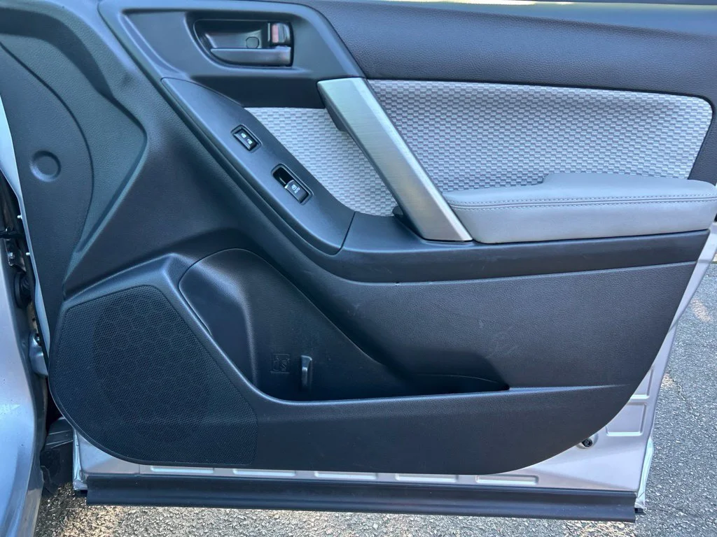 Used 2018 Silver Subaru 2.5i Premium image 32