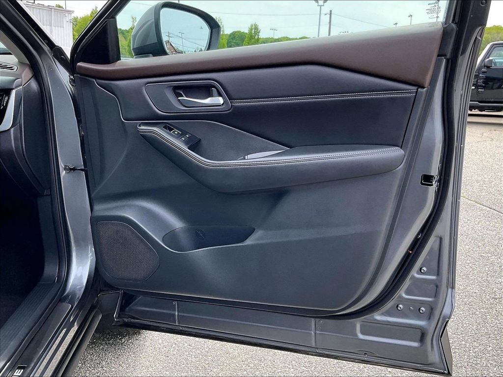 Used 2023 Gray Nissan SL image 12