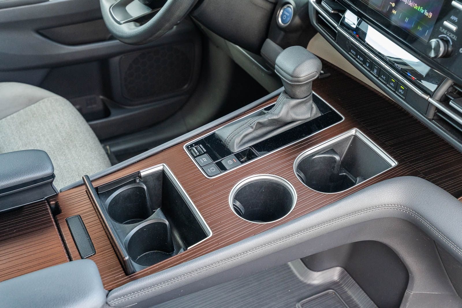 2024 Toyota Sienna LE - Photo 12