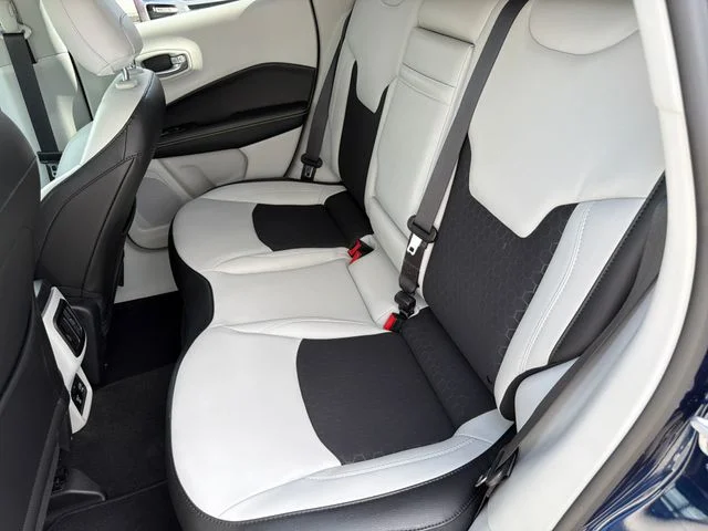 Used 2019 Blue Jeep Latitude image 5