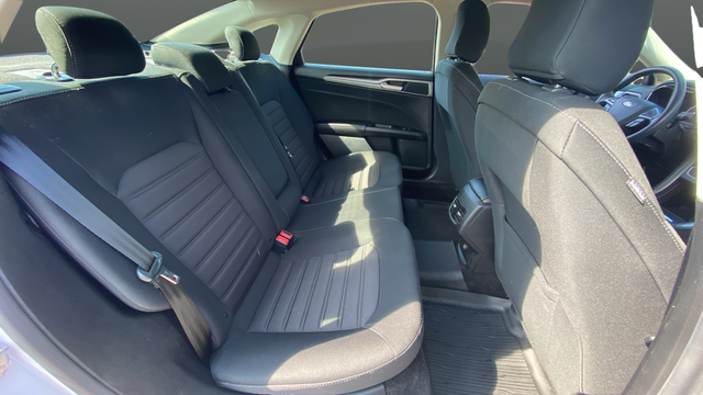 Used 2020 Oxford White Ford SE image 25