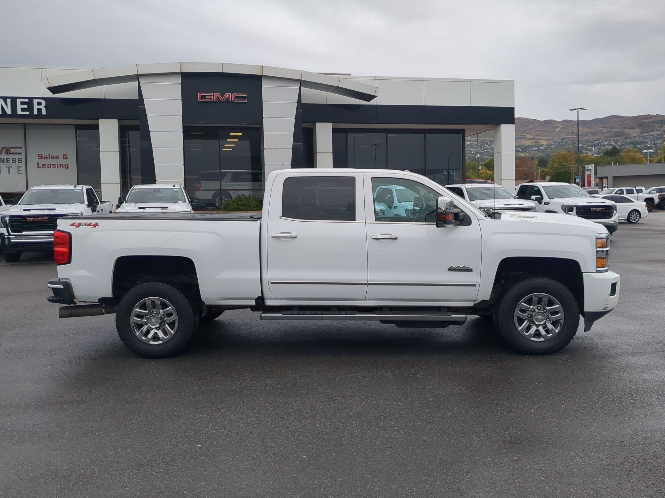 Used 2019 SUMMIT WHITE Chevrolet High Country image 6