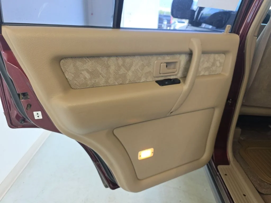 Used 2000 Red Isuzu S image 17