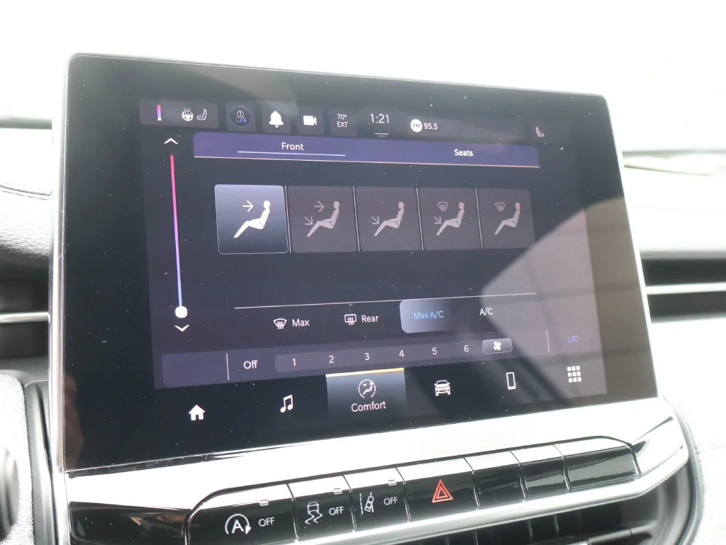 Used 2024 Gray Jeep Latitude Lux image 32