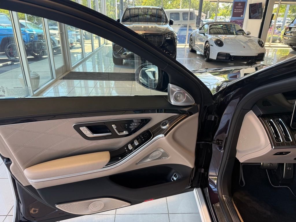 New 2025 MANUFAKTUR Moonlight White Metallic Mercedes-Benz Maybach S 680 image 16