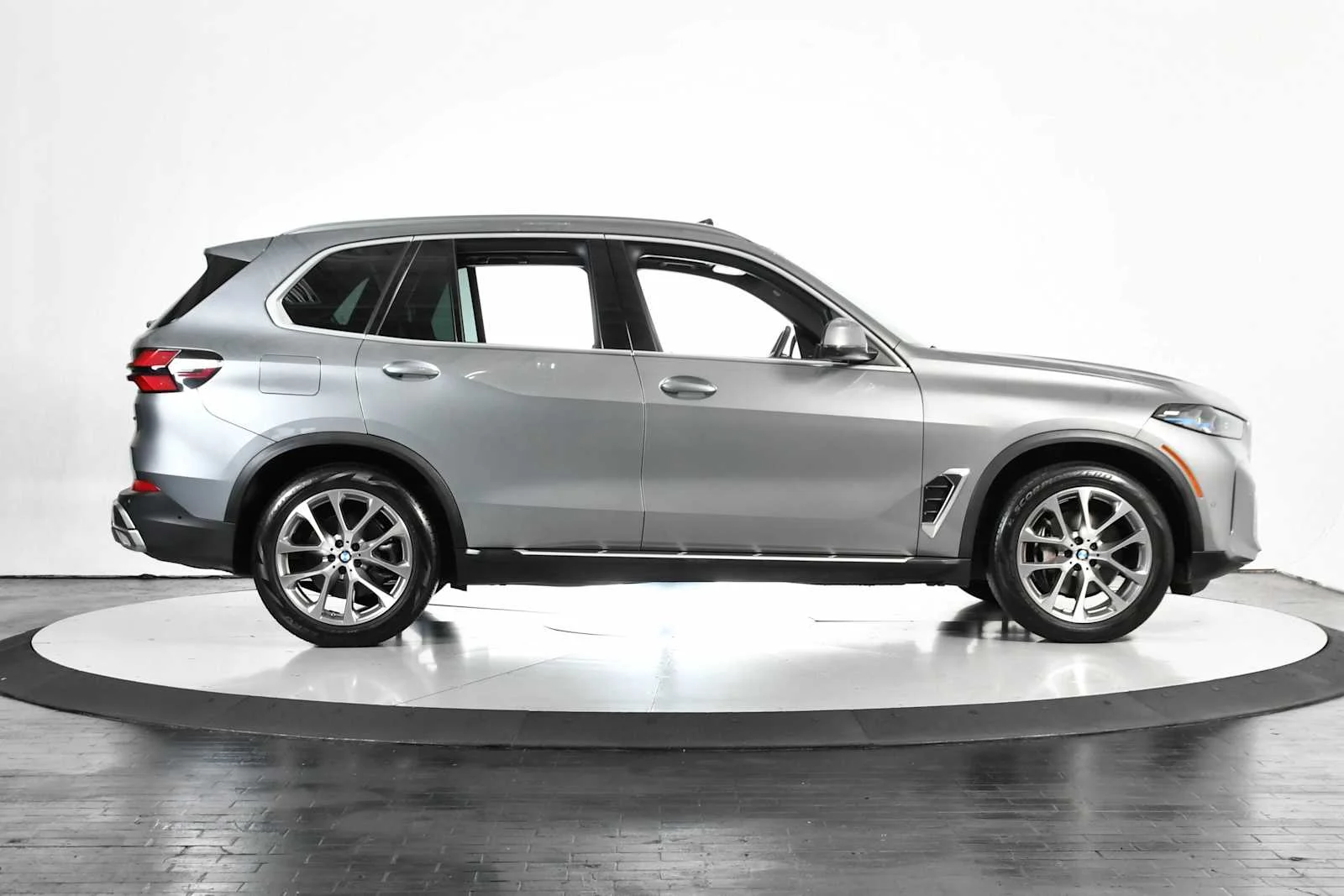 Used 2024 Skyscraper Grey Metallic BMW xDrive40i image 6