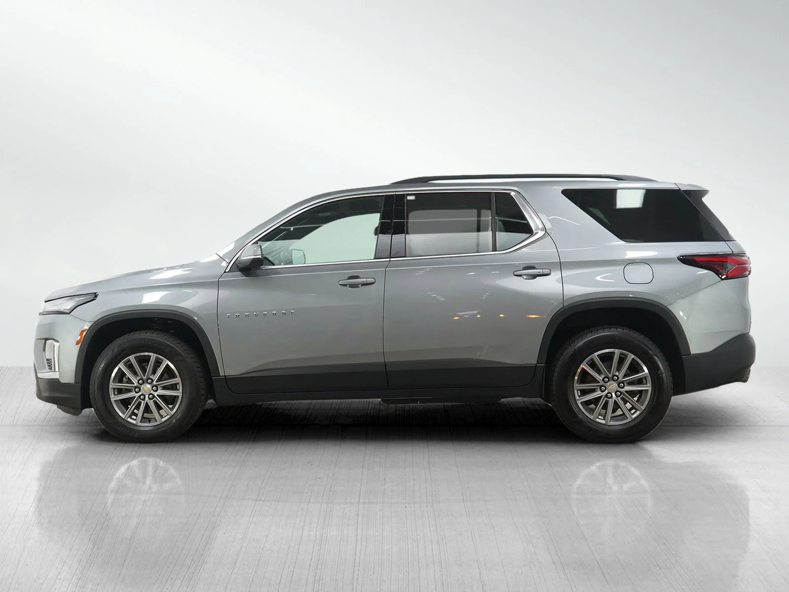 Used 2023 Chevrolet Traverse 1LT with VIN 1GNEVGKW4PJ167460 for sale in Burnsville, Minnesota