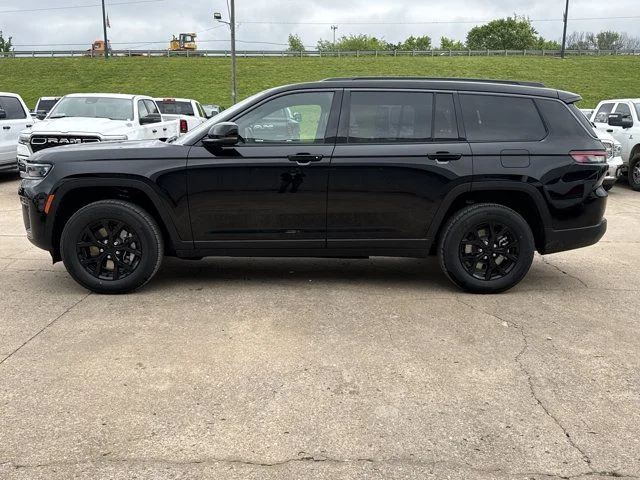 New 2026 Diamond Black Crystal Pearlcoat Jeep Altitude image 11