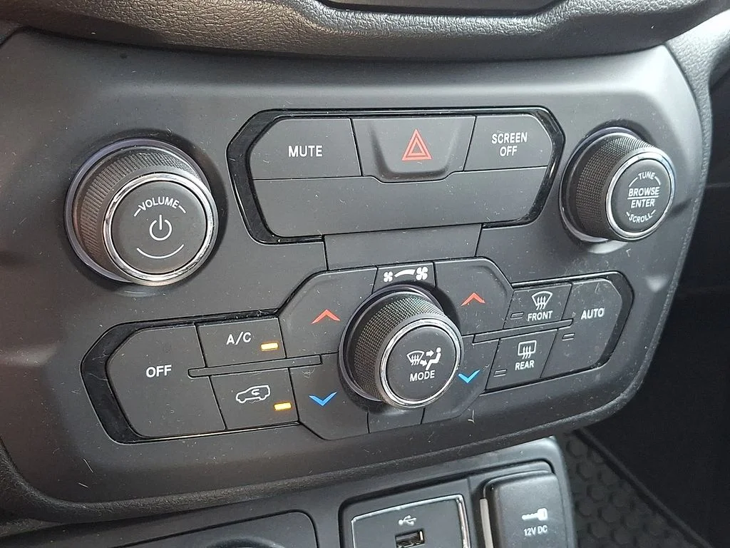 Used 2018 White Jeep Latitude image 15