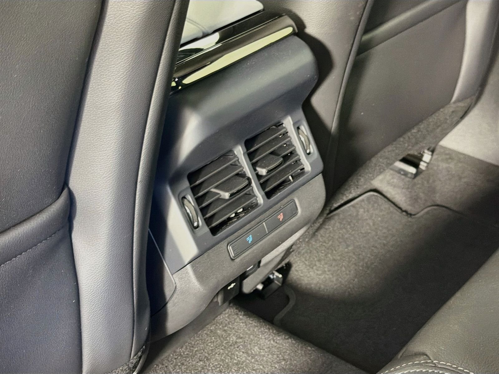 New 2026 Fuji White Land Rover Hoxton Edition image 28