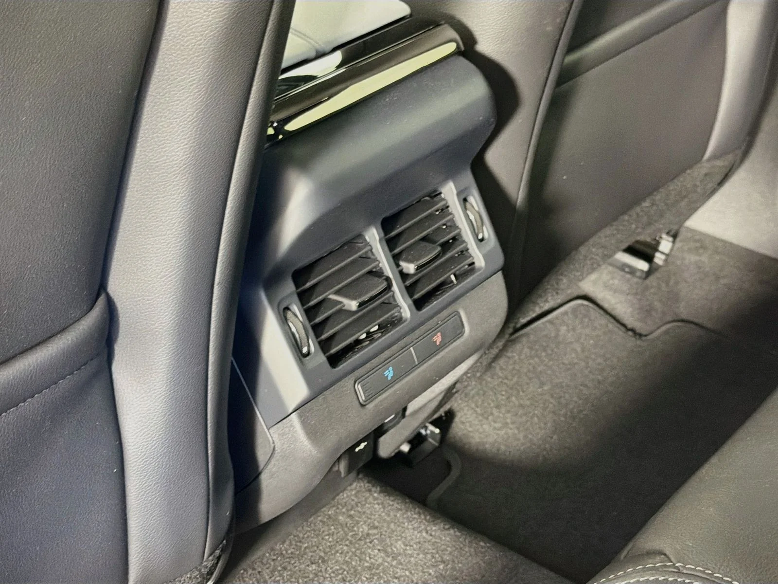 New 2026 Fuji White Land Rover Hoxton Edition image 28