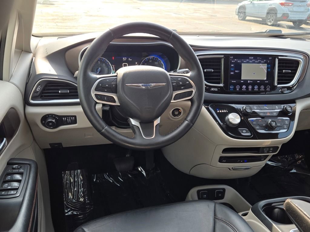 Used 2018 Gray Chrysler Touring L Plus image 19
