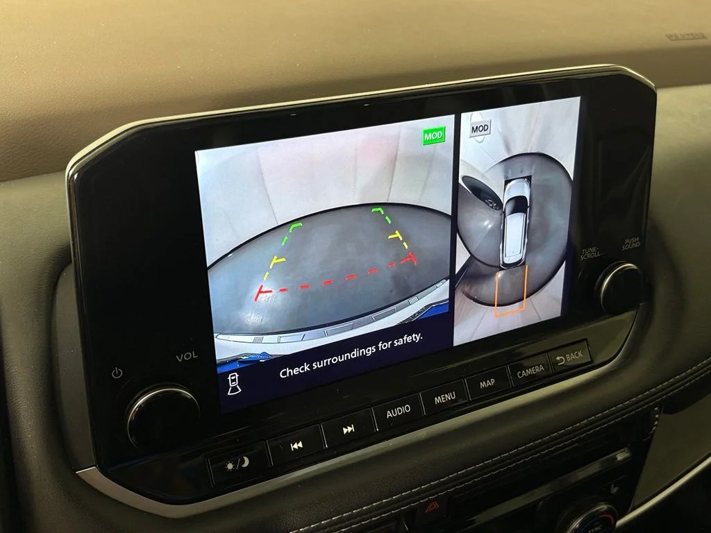 Used 2022 White Nissan SL image 25
