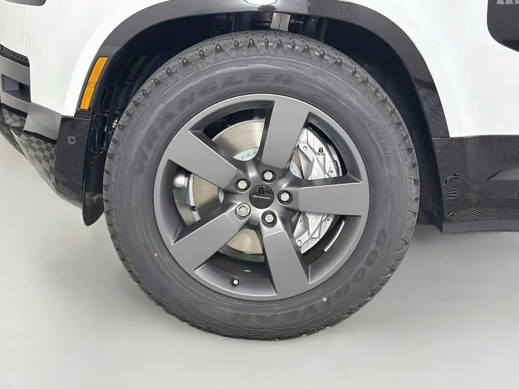 New 2026 Fuji White Land Rover X-Dynamic SE image 33