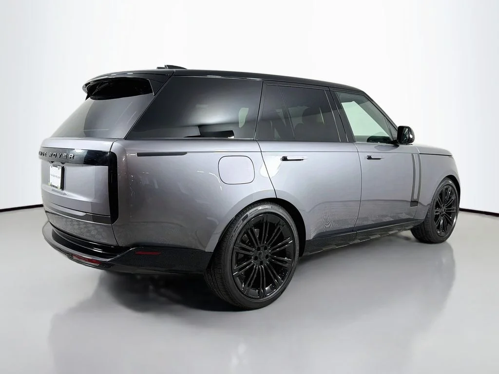 New 2026 Eiger Grey Land Rover SE image 5