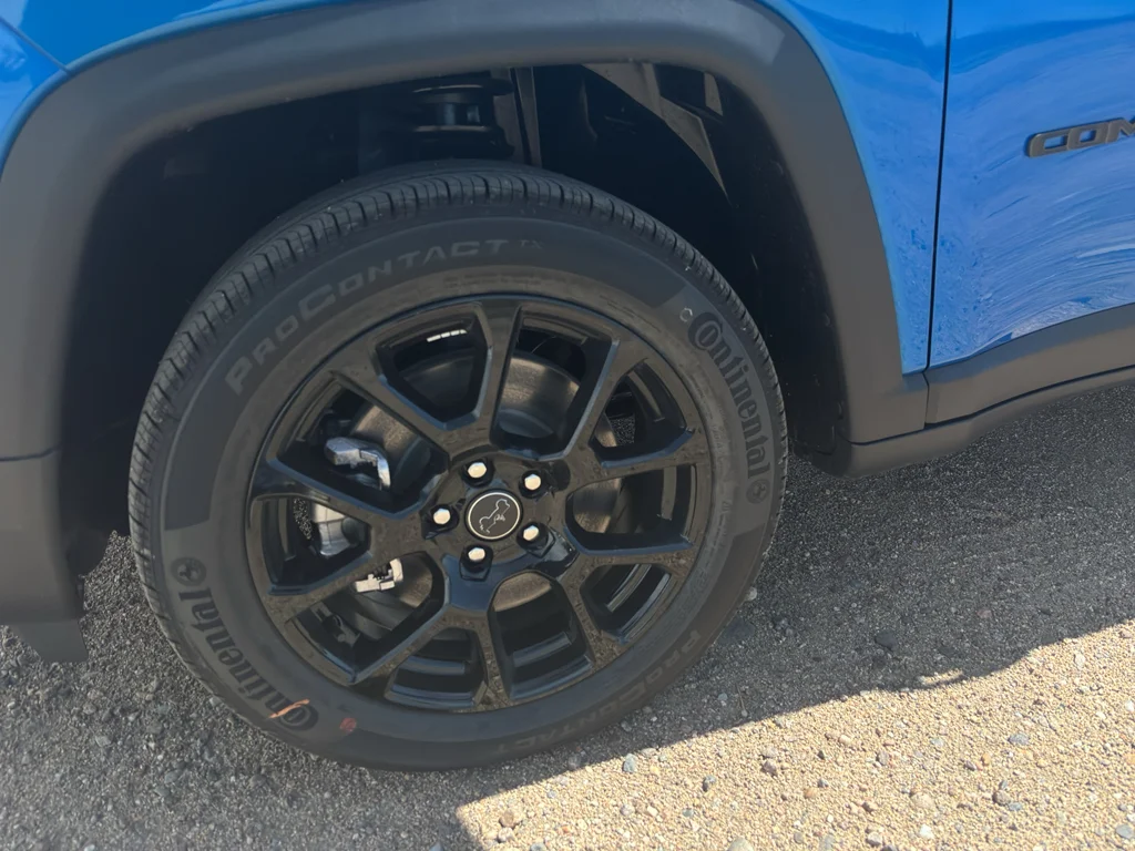 New 2026 Hydro Blue Pearl-Coat Exterior Paint Jeep Latitude Altitude image 9