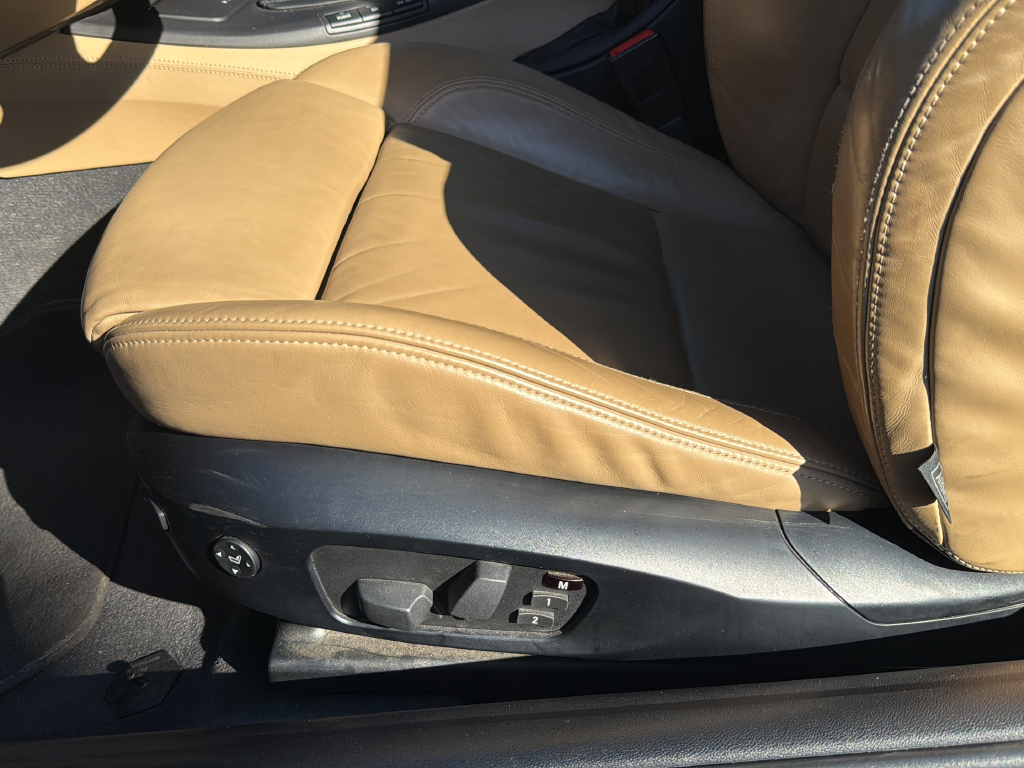 Used 2011  BMW Base image 16