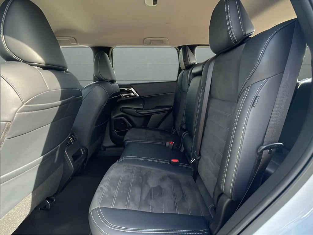 Used 2024 Silver Mitsubishi SE image 17