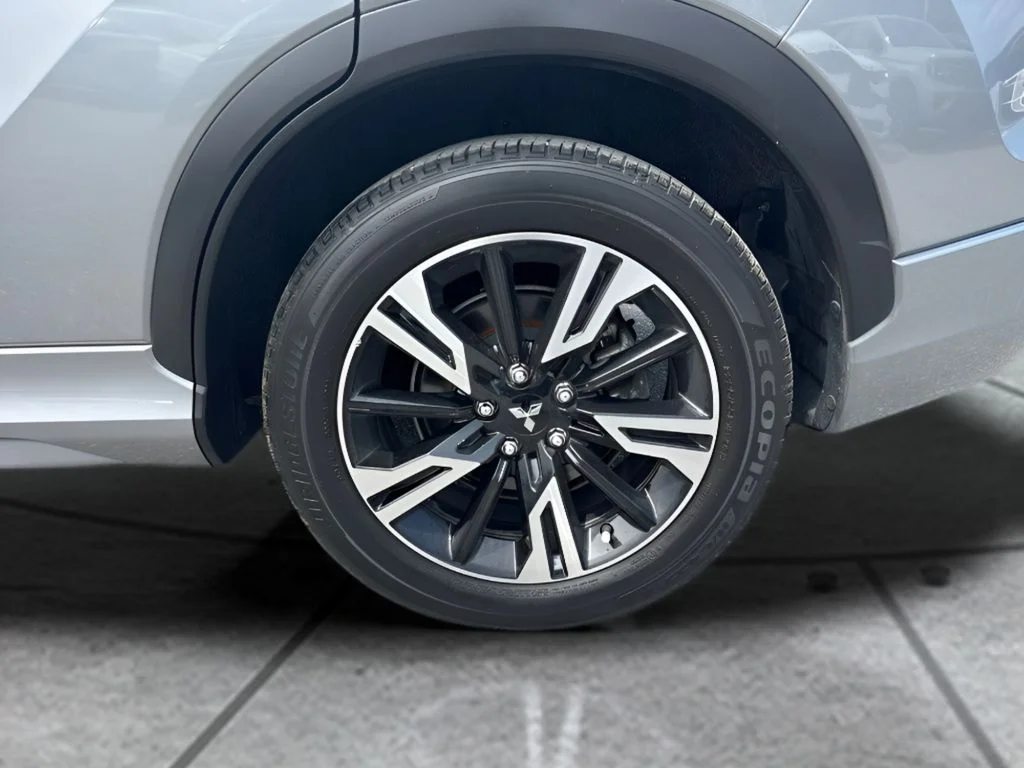 Used 2024 Gray Mitsubishi SEL image 22