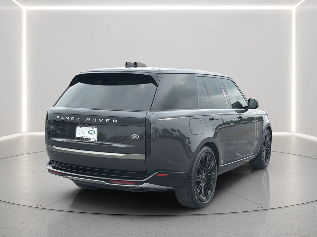 Used 2023  Land Rover SE image 16