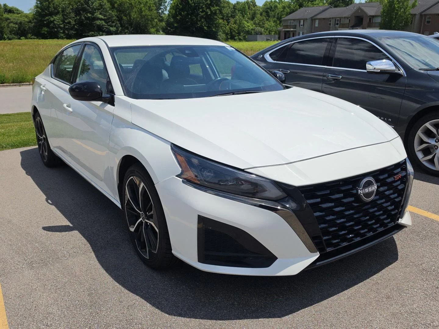 Used 2024 Glacier White Nissan 2.5 SR image 2