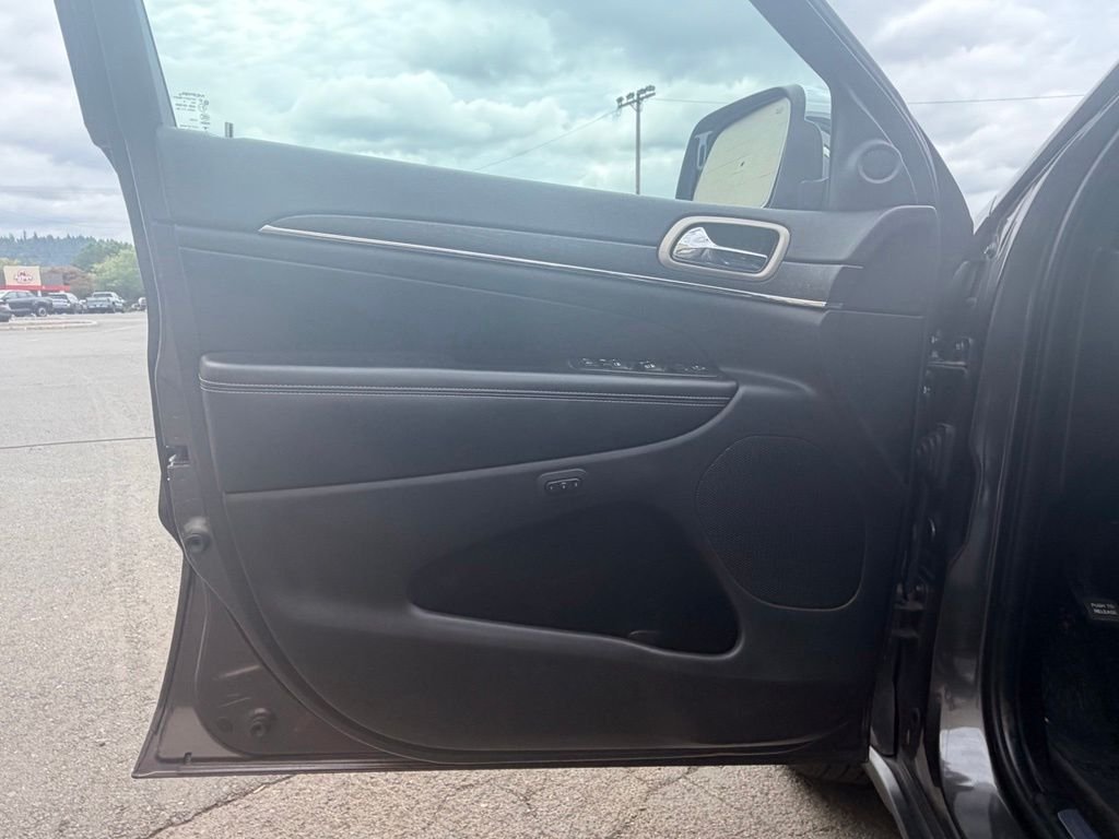 Used 2015 Gray Jeep Limited image 24