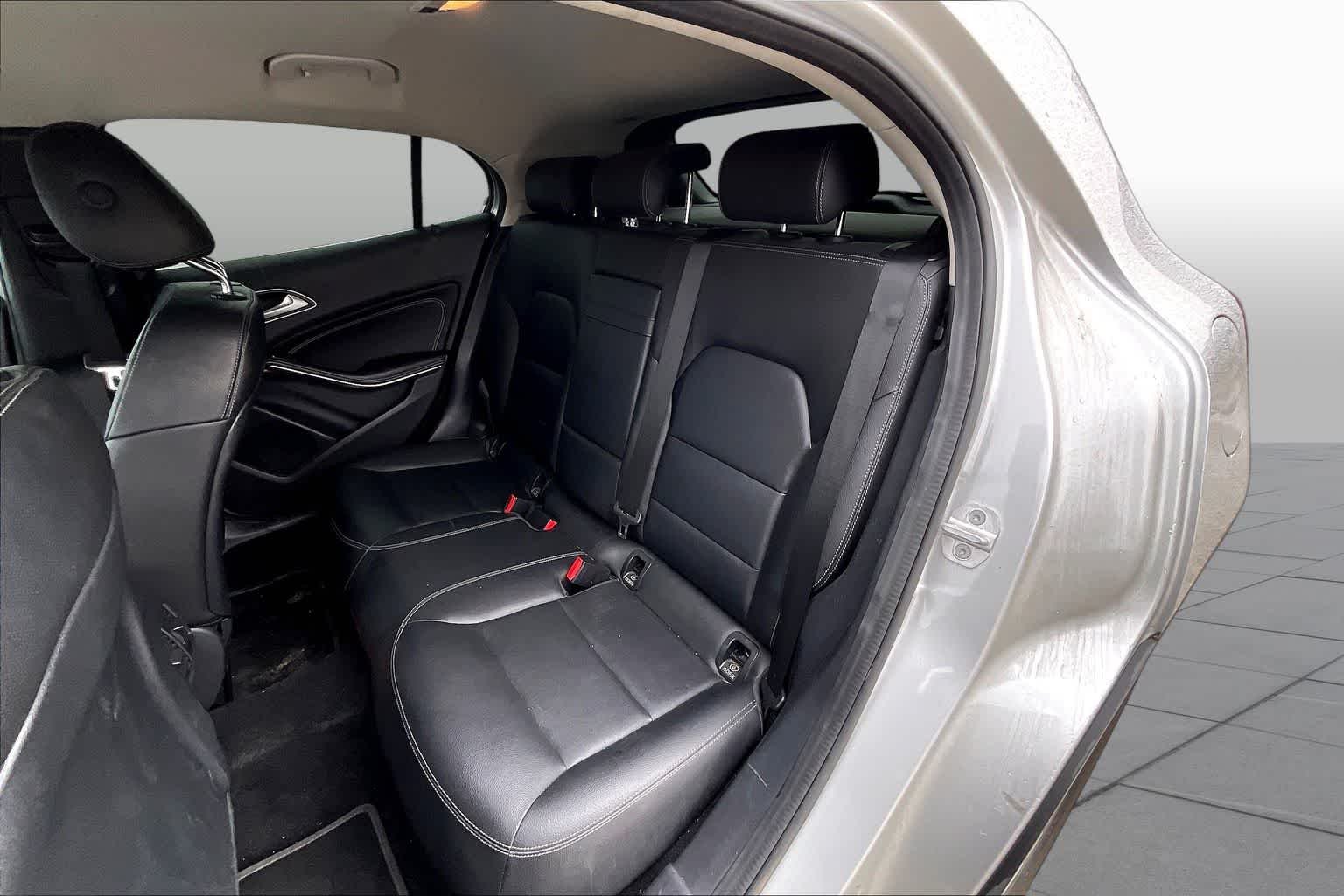 Used 2018 Polar Silver Metallic Mercedes-Benz GLA 250 image 19