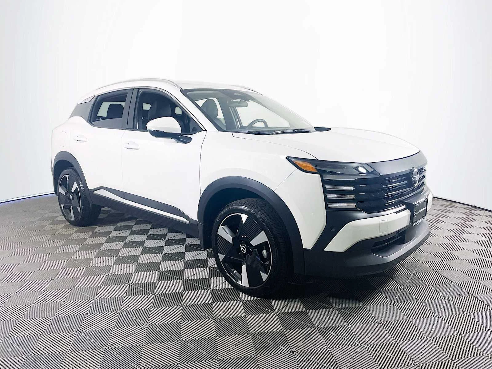 Certified Used 2025 Aspen White Tricoat Nissan SR image 3