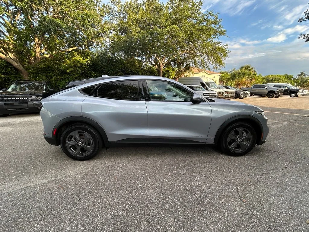 Used 2022 Ice Blue Ford Select image 3