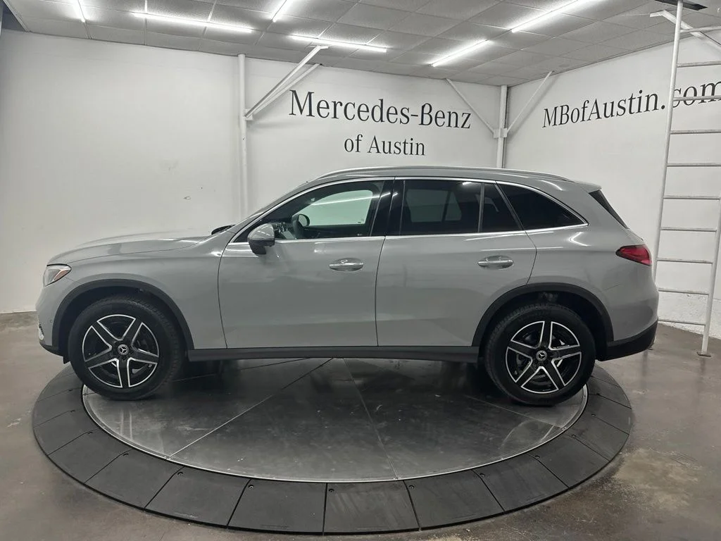 New 2027 White Mercedes-Benz GLC 300 image 4
