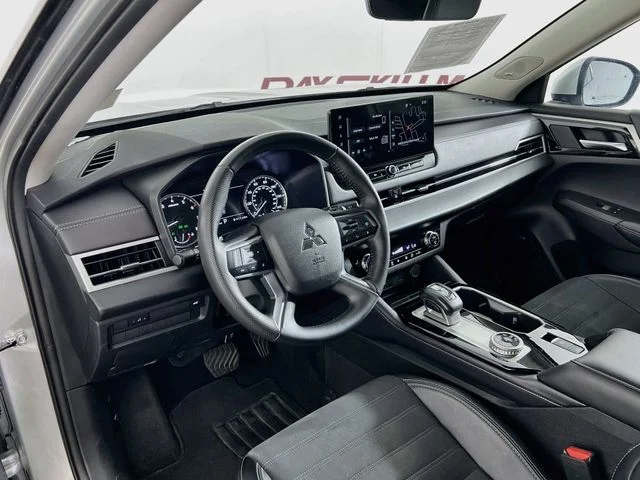 Used 2025 Silver Mitsubishi SE image 35