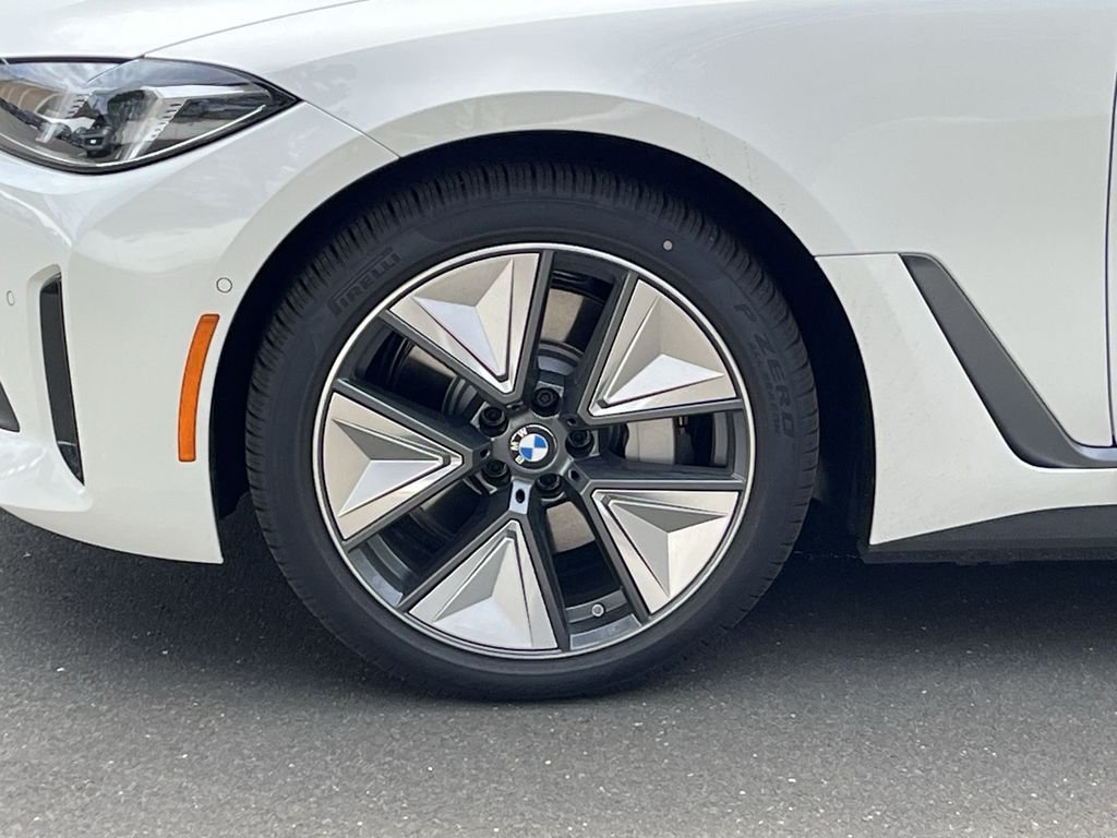 Used 2026 Alpine White BMW xDrive40 image 10