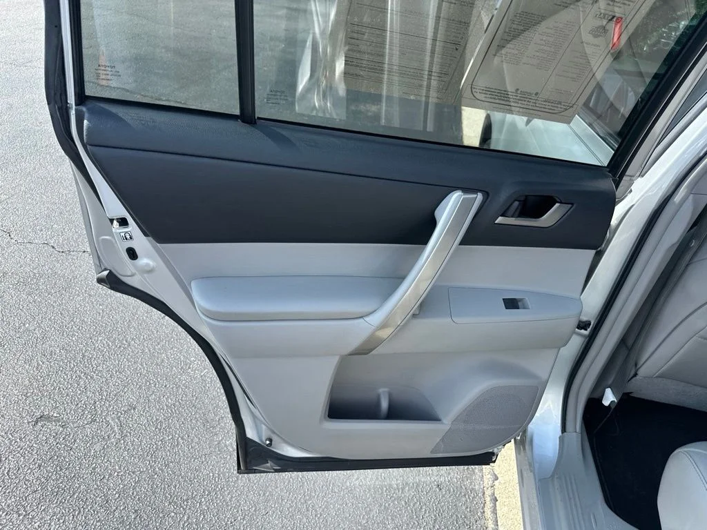 Used 2013 Classic Silver Metallic Toyota SE image 13