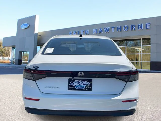Certified Used 2025 Platinum White Pearl Honda SE image 5