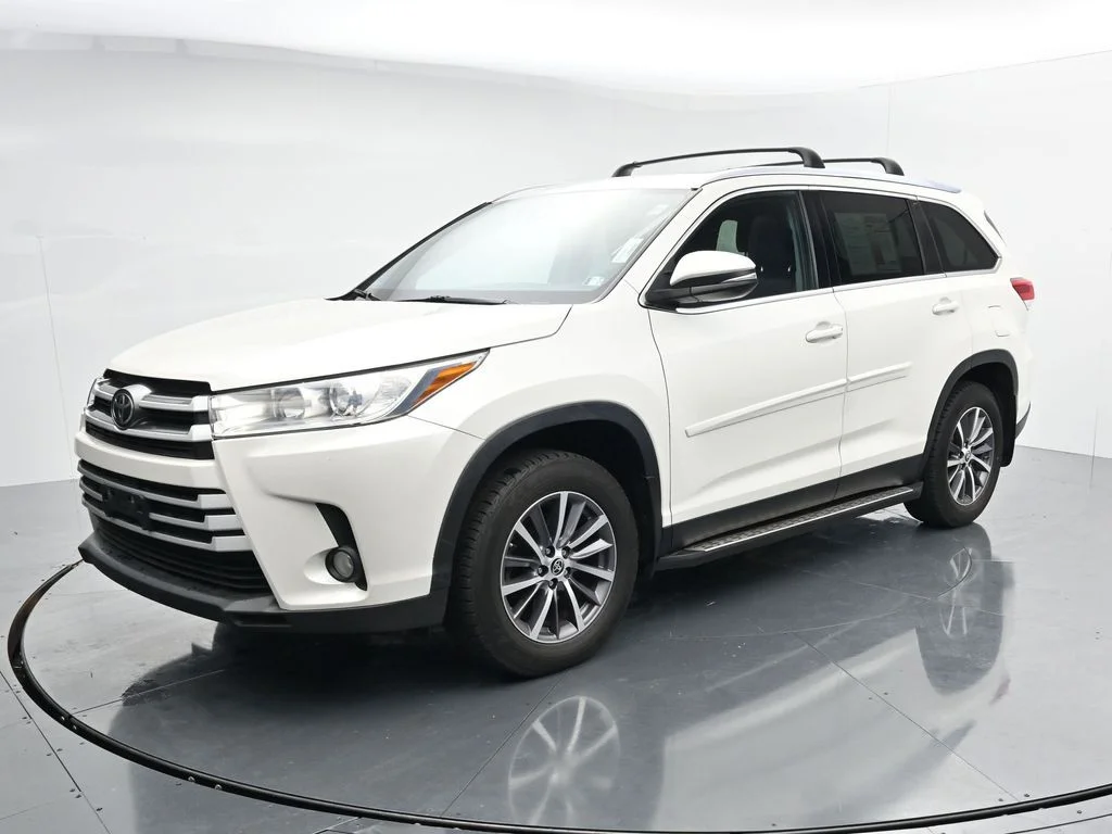 Used 2019 White Toyota XLE image 4