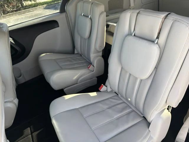 Used 2015 Silver Chrysler LX image 12