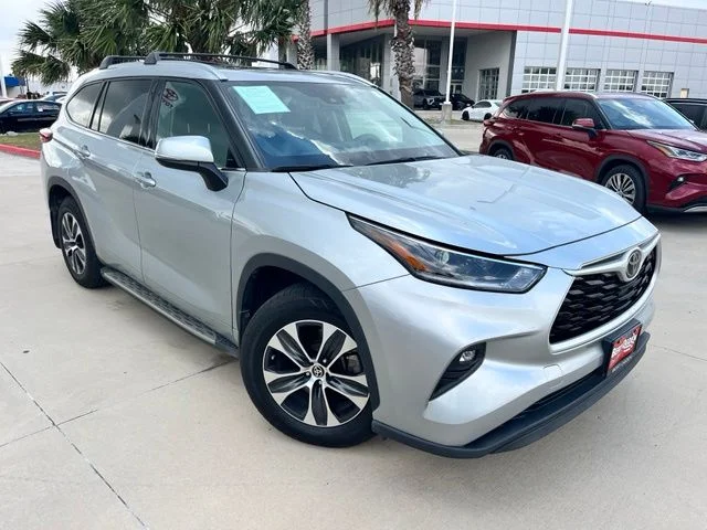 Used 2021 Silver Toyota XLE image 1
