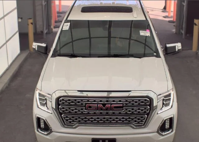Used 2022 White Frost Tricoat GMC Denali image 2