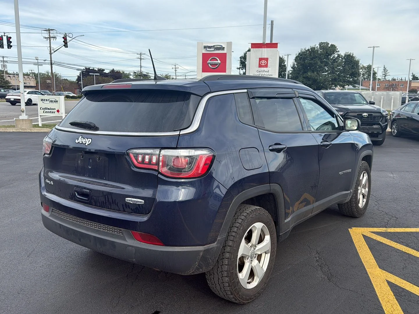 Used 2019 Jazz Blue Pearlcoat Jeep Latitude image 3