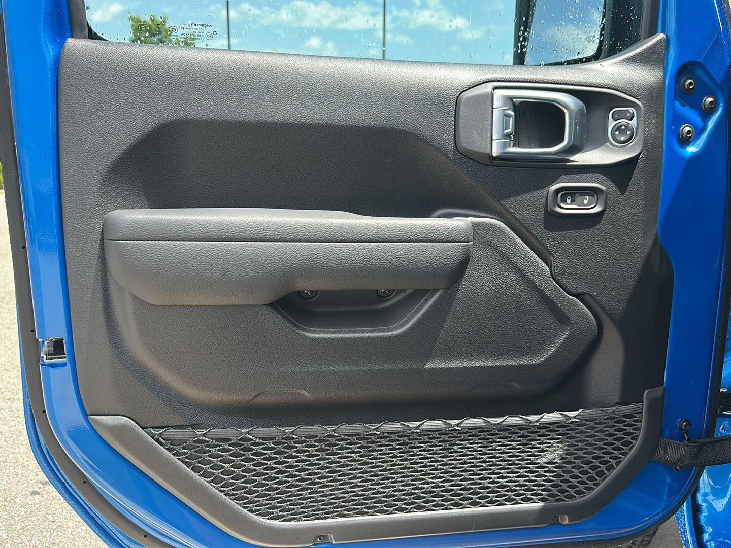 New 2026 Hydro Blue Pearl-Coat Exterior Paint Jeep Sport S image 8