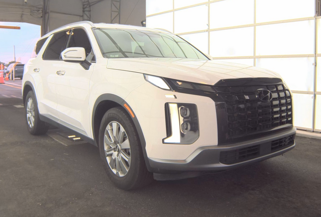 Used 2023 White Hyundai SEL image 4