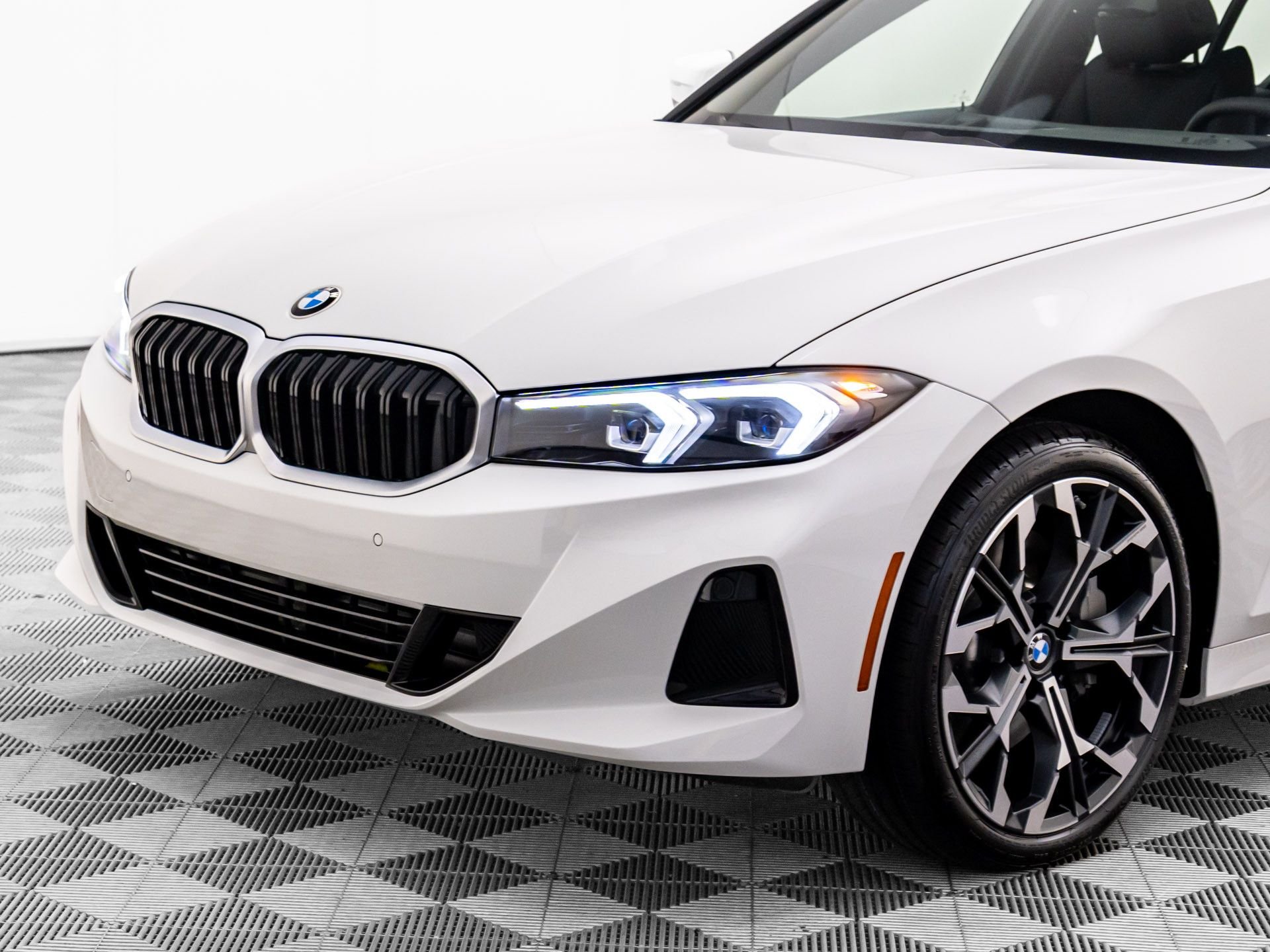 New 2026 Alpine White BMW 330i xDrive image 32