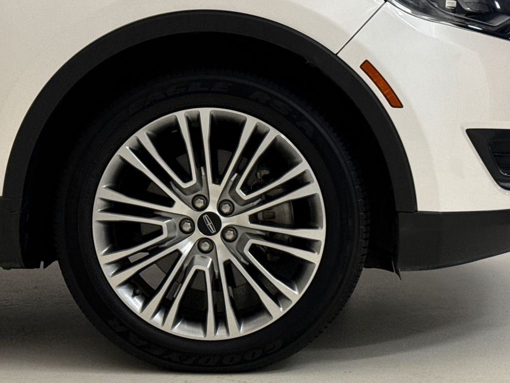 Used 2016 White Platinum Clearcoat Metallic Lincoln Reserve image 6